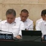 Tampak Wakil Presiden RI, Gibran Rakabuming Raka duduk sederet dengan menteri yang jadi viral