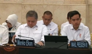 Tampak Wakil Presiden RI, Gibran Rakabuming Raka duduk sederet dengan menteri yang jadi viral