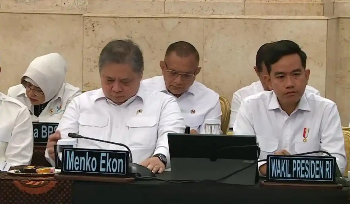 Tampak Wakil Presiden RI, Gibran Rakabuming Raka duduk sederet dengan menteri yang jadi viral