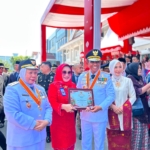 Penghargaan diserahkan Gubernur Sulawesi Tengah Anwar Hafid kepada Direktur Utama Bank Sulteng Hj. Ramiyatie pada rangkaian peringatan HUT ke-81 Kemerdekaan RI