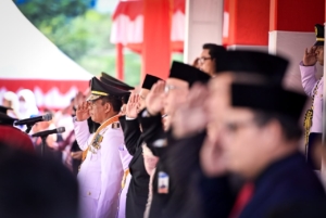 Gubernur Sulteng, Anwar Hafid khidmad dalam perayaan HUT RI Ke-81.
