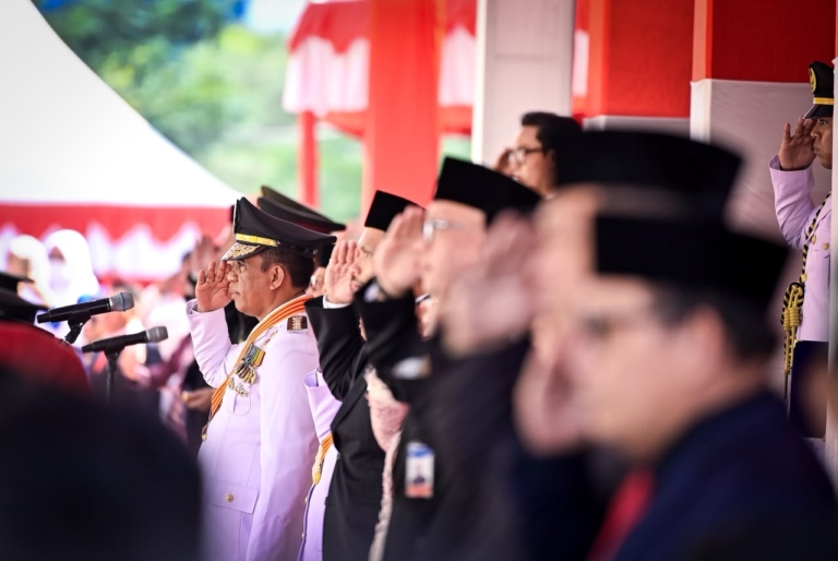 Gubernur Sulteng, Anwar Hafid khidmad dalam perayaan HUT RI Ke-81.