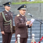 Kepala Kejaksaan Tinggi Sulawesi Tengah, Zullikar Tanjung, S.H., M.H., bertindak sebagai Inspektur Upacara