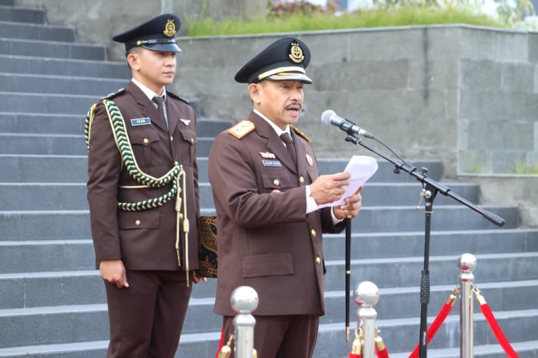 Kepala Kejaksaan Tinggi Sulawesi Tengah, Zullikar Tanjung, S.H., M.H., bertindak sebagai Inspektur Upacara